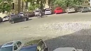Video: siguió a los mototchorros que le robaron y los chocó contra los autos estacionados