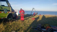 Personal de Bomberos, Policía y Riesgos Especiales rescataron un cuerpo sin vida en los acantilados de Mar del Plata.