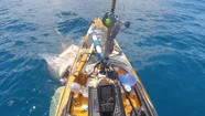 Video: el tremendo ataque de un tiburón a un pescador en su kayak
