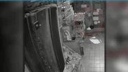 Video: un nene se metió por un pequeño hueco a un kiosco y se llevó 100 mil pesos
