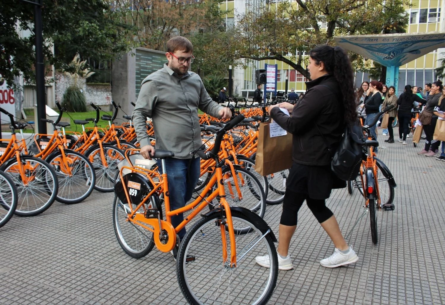 La entrega de las bicicletas fue realizada a los estudiantes en forma de comodato. Prensa Unmdp.
