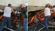 Impactante video: su auto se incrustó debajo de un camión, se salvó y salió caminando