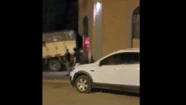 Video: le pareció caro el whisky, se enojó y estrelló su camión contra el boliche