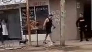 Video: vio que le robaba la bici, lo siguió 9 cuadras a golpes y lo metió en un cesto de basura