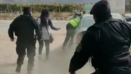 Video: turista atravesó un piquete, atropelló a dos docentes y casi lo linchan