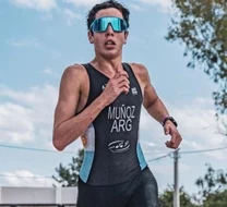 El triatleta Tiago Muñoz necesita sumar seguidores en Instagram. Foto: @munoztiago.