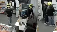 Video: pidió milanesas y se robó la caja, pero un cliente lo vio y le hizo devolver la plata