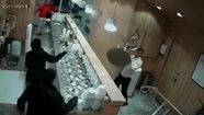 Video: volaron sillas y mesas en una heladería por una pelea