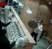 Video: volaron sillas y mesas en una heladería por una pelea