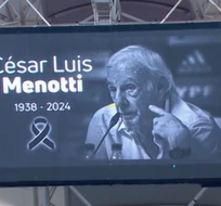 Conmovedor minuto de silencio por Menotti en Vélez - Estudiantes