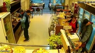 Video: entró a robar a una panadería, atendió a los clientes y escapó con la recaudación