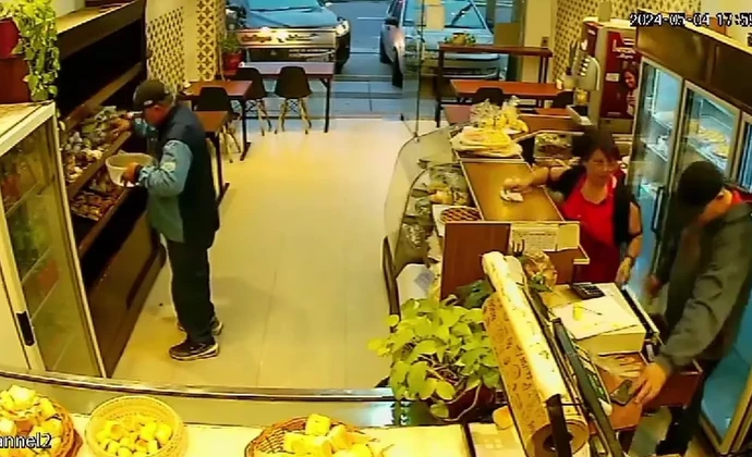 Video: entró a robar a una panadería, atendió a los clientes y escapó con la recaudación