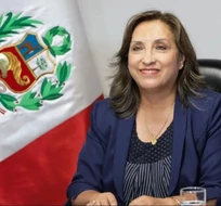 Dina Boluarte, presidente peruana, quedó en medio de la polémica por el decreto discriminatorio.