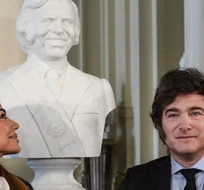 Milei inauguró el busto de Carlos Menem en la Casa Rosada: “Fue el mejor presidente de la historia”