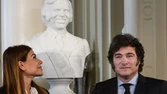 Milei inauguró el busto de Carlos Menem en la Casa Rosada: “Fue el mejor presidente de la historia”