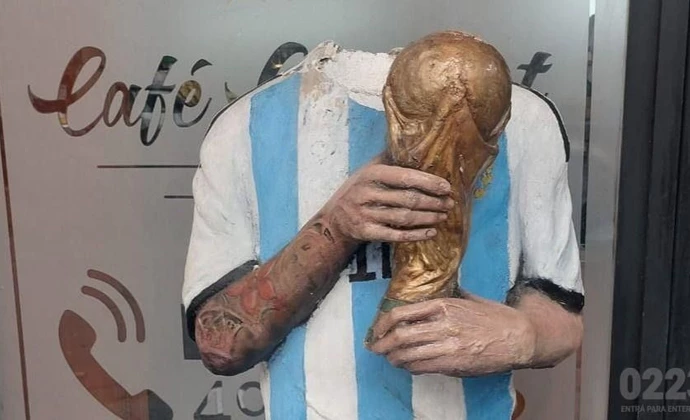 Insólito: decapitaron la estatua de Messi 