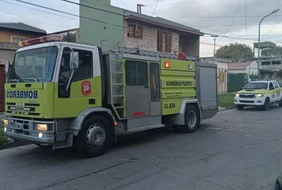 Voraz incendio en una vivienda del barrio Villa Lourdes: el propietario se salvó de milagro