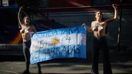 Con desnudos y pancartas: así fueron las protestas contra Milei en España