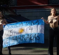 Con desnudos y pancartas: así fueron las protestas contra Milei en España