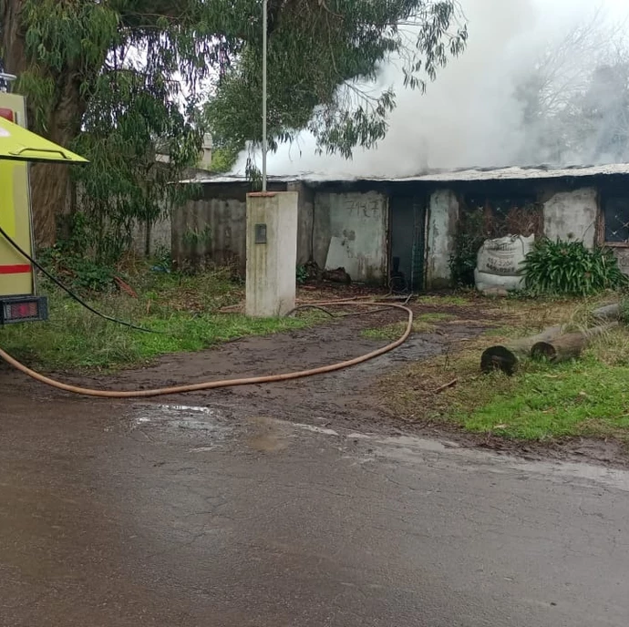Un incendio consumió una casa y provocó daños totales en la zona norte de Mar del Plata