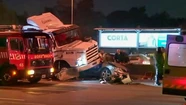 Tragedia en Panamericana: un camión chocó, se le desprendió el contenedor y aplastó a dos personas