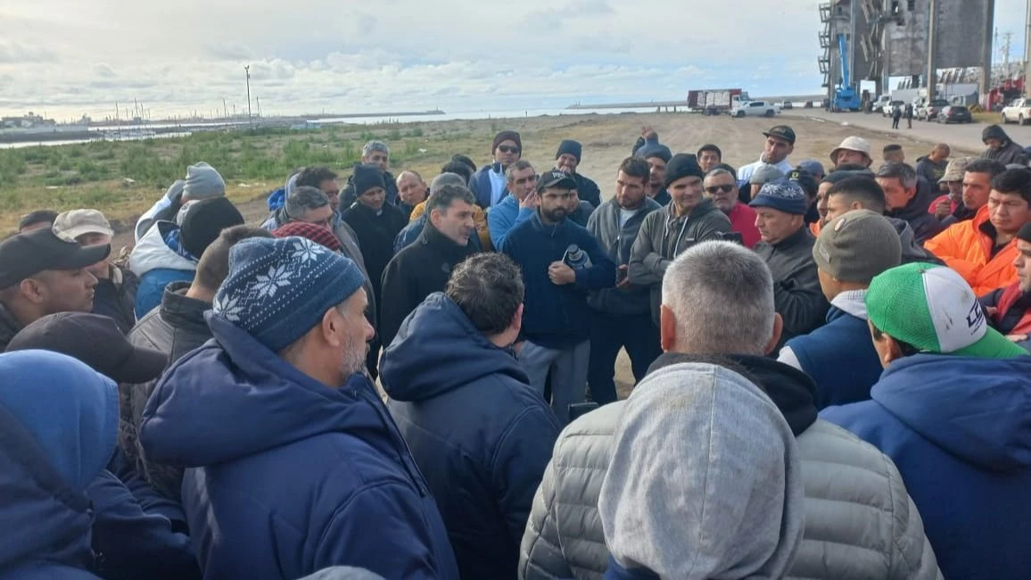 Los trabajadores realizando un corte en las embarcaciones.