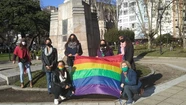 En el Día del Orgullo, se realizó el izamiento de la Bandera de la Diversidad en la Plaza San Martín