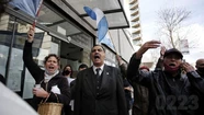 Tensión en una marcha por el aborto: el juez López salió a cruzarse con los manifestantes