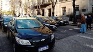Un sector de taxistas está de paro y concentra frente al Municipio: reclama la suba de tarifas 