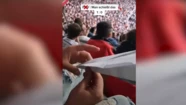 ¡Qué golazo! Un joven lanzó un avión de papel desde una tribuna y la clavó en el arco