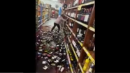Una mujer destruyó una góndola de vinos tras ser despedida de un supermercado chino