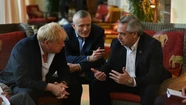 Alberto Fernández le pidió a Boris Johnson restablecer vuelos de Aerolíneas a Malvinas  
