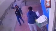 Indignante video: a punta de pistola, le robó la recaudación a un vendedor ambulante de café