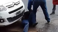 Video: le chocó la moto a un delivery y le dio una paliza cuando le pidió los datos del seguro 