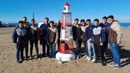 Alumnos del Instituto Tavelli diseñaron un recipiente con forma de faro para depositar desechos plásticos en las playas de Mar del Plata.