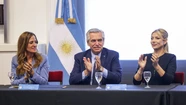 El presidente, junto a Fabiola Yañez y Victoria Tolosa Paz. Foto: prensa Casa Rosada.