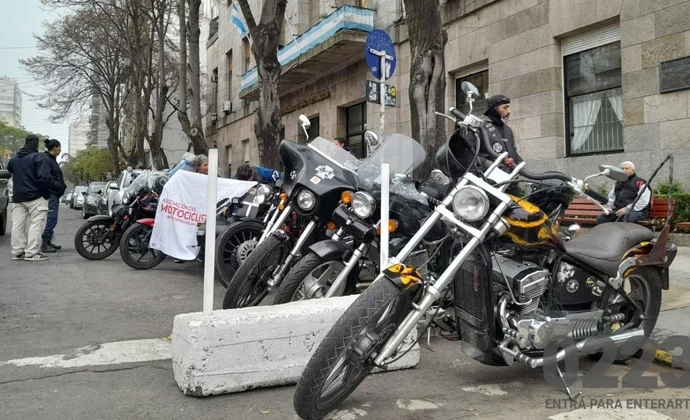 Los motociclistas expusieron la problemática en la Banca 25 del HCD. Foto: 0223.