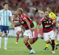 Racing perdió con Flamengo en el Maracaná pero continúa como líder de su grupo 