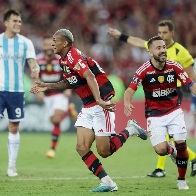 Racing perdió con Flamengo en el Maracaná pero continúa como líder de su grupo 