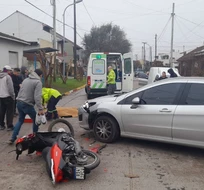 Manejaba una moto robada, la atropellaron y se fracturó la pierna