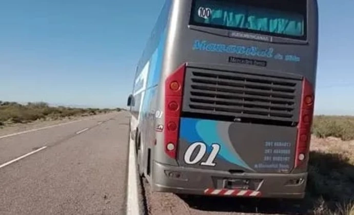 Tragedia en la ruta: ayudó a arreglar un colectivo, falló el gato hidráulico y murió aplastado