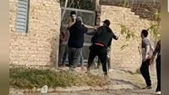 Video: a patadas y cuchillazos echaron de la ciudad a un vecino ladrón 