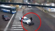 Video: motochorro casi provoca una tragedia y terminó atropellado por un patrullero