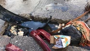 Bolsas de basura y autopartes: así está señalizado un pozo a metros de Juan B. Justo  