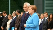 Video: Merkel volvió a temblar en público