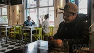 A falta de bares, marplatenses festejan el "Día del Amigo" en los cafés
