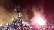 Video: una multitud festejó en el monumento a San Martín a puro canto y fuegos artificiales
