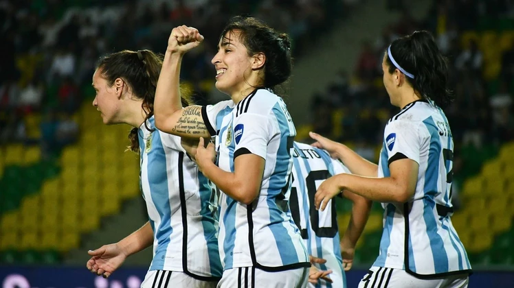 Copa América Femenina  Argentina goleó a Uruguay en el Grupo B