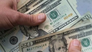 Ya roza los $300: el dólar blue sigue en alza y cerró la semana con otro récord