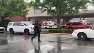 Un hombre disparó contra la gente que se encontraba en un centro comercial y mató a tres personas. 